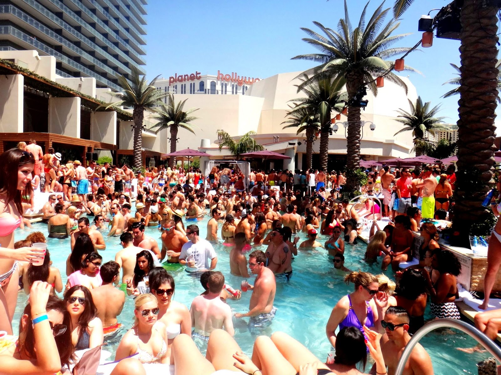 Top 5 Las Vegas Dayclubs Pool Parties For 16